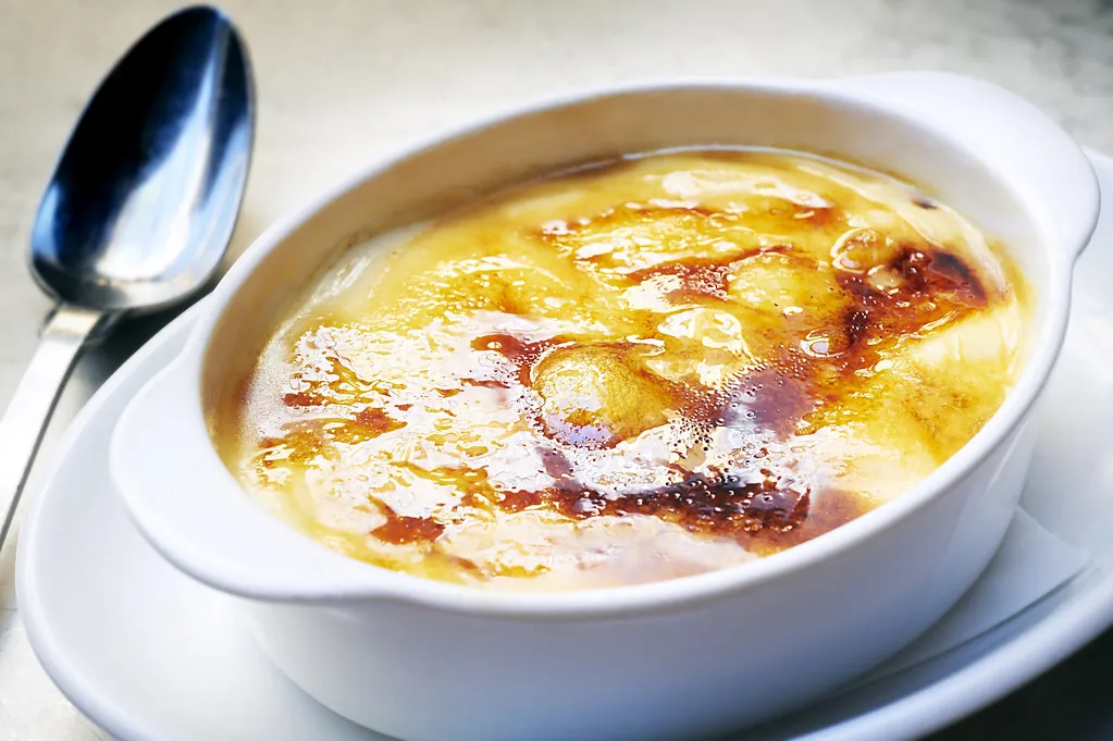 Crema catalana con el azúcar quemado en cazuela blanca