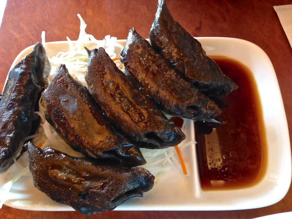 Gyozas negras de chipirón en su tinta con salsa de soja