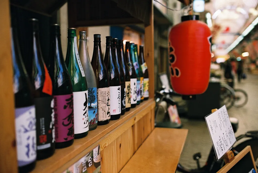 Botellas de sake de pequeñas casas de Hyōgo y Kioto.
